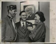 1952 Press Photo Mayor Zeidler is presented with American Legion's first poppy picture