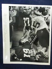 1986 #61 Steve Mobilia tackles Steve Cardosi 1-handed Vintage Glossy Press Photo picture