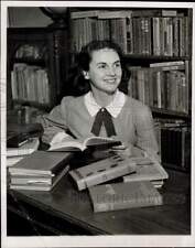 1947 Press Photo Barbara Jo Walker studies in the Memphis State College library picture