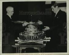 1935 Press Photo H.F. Mc Elroy Presents De Wolf Hopper With Cake In Kansas City picture