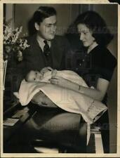 1940 Press Photo Mr. and Mrs. Yehudi Menuhin and their infant son, Krov picture