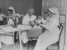 British nurses making surgical dressings during World War I OLD PHOTO picture