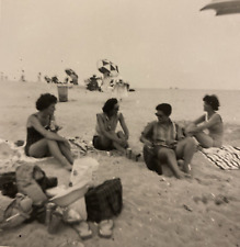 1950s Relaxing at the Beach Women Ladies Men Food Picnic Original Photo P12c26 picture