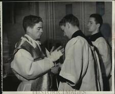 1958 Press Photo Jesuit priest ordination rites, Gesu church, Marquette Univ. picture