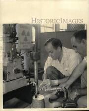 1960 Press Photo Louisiana State University scientists use radioactive isotopes picture