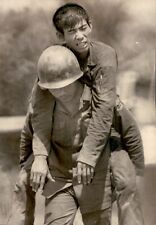 LG48 1972 Wire Photo S. VIETNAMESE SOLDIER CARRYING WOUNDED COMRADE VIETNAM WAR picture