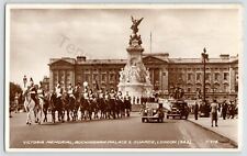 Vintage Postcard RPPC Victoria Memorial Buckingham Palace Guards London picture