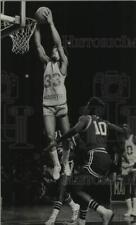1977 Press Photo Marquette's Bernard Toone jumps to make a shot, Basketball picture