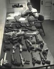 1991 Press Photo ATF Agent David J. Darin, with stolen guns, Milwaukee picture