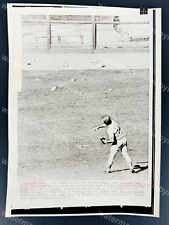 PETE ROSE Cincinatti Reds Throws Trash Mets Fans 1973 Original Press Wire Photo picture