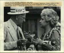 1976 Press Photo Texas delegates chat at Republican Convention in Kansas City picture