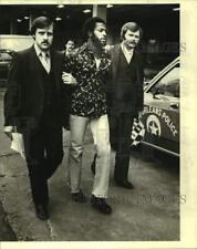 1981 Press Photo Police detectives escort McKinley Longmire to Central Lockup picture