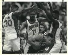 1991 Press Photo Syracuse U basketball players surround Pitt's Jason Matthews picture