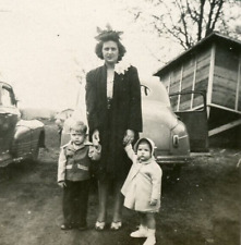 Q808 Original Vintage Photo FANCY HAT WOMAN TWO CHILDREN BY CARS c 1940's picture