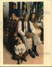 1994 Press Photo Boxer George Foreman Poses with His Children at Home picture