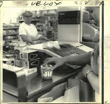 1973 Press Photo Shopper at supermarket cashier - nod05016 picture