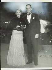 1933 Press Photo Fredric March and his wife arrive at premiere in Hollywood picture