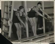 1930 Press Photo Constance Hanff, Agnes Geraghty ready to dive into a pool picture
