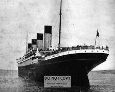 RMS TITANIC DEPARTS SOUTHAMPTON ON APRIL 10, 1912 - 8X10 PHOTO (AZ081) picture