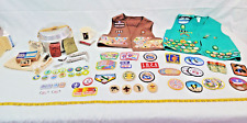 HUGE VINTAGE LOT GIRLSCOUT PATCHES MESS COOK SET MUG VESTS SILVERWARE & MORE picture