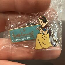 Snow White WDCC 2001 Walt Disney Collectors Society Member Pin picture