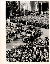 GA190 1953 Original Photo AT FUNERAL OF WEST BERLIN'S LORD MAYOR Germany Crowds picture