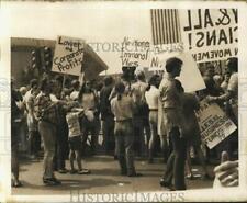 1973 Press Photo Protesters with Signs Welcome President Nixon to Rivergate picture