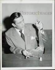 1951 Press Photo Reed Hadley demonstrates the working of the 