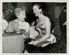 1952 Press Photo Gloria Swanson and Mrs. C. V. Whitney at ball at New York hotel picture