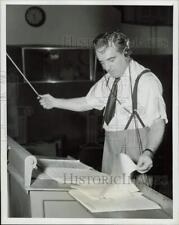 1946 Press Photo Mark Warnow of CBS radio's 