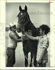 1985 Press Photo Alex Gonzalez, Tito Carrillo prepare Outlaw, Pin Oak Horse Show picture