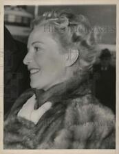 1938 Press Photo Annabella wraps coat around neck in Washington cold weather. picture