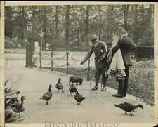 1933 Press Photo The Kaiser feeds wild ducks outside the House Doorn - kfx69857 picture