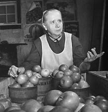 Mennonite selling apples farmers' market Lititz Pennsylvania 1942 Old Photo picture