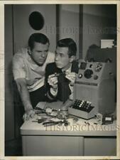 1961 Press Photo Jackie Cooper & James Komack in CBS Television series Hennesey picture