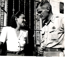 Richard Harris Chats With A Spanish Philippine Lady 1945 Press Photo picture