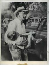 1946 Press Photo Harry Dodd carries 4 yr old John Lewis, Harry hit him with car picture