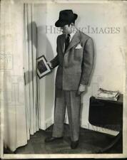 1942 Press Photo Man wears hand woven herringbone Shetland suit - nef04012 picture