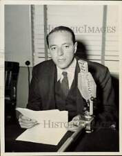 1944 Press Photo CBS correspondent Larry Lesueur at his New York office picture