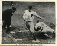 1944 Press Photo Detroit Tigers Dick Wakefield during the Tigers-Athletics Game picture