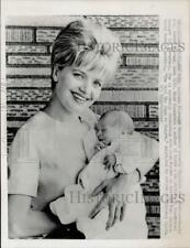 1963 Press Photo Florence Henderson carries her son Robert at New York home picture
