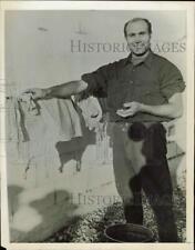 1943 Press Photo Italian prisoner of war hanging out laundry at Camp Perry, Ohio picture