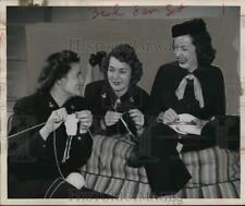 1945 Press Photo Joy Bell, Mrs. Kay A. Magee, Mrs. D.H. Parker happily knitting picture