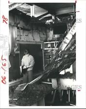1979 Press Photo Math Teacher at Baytown Schools in Texas Shakes Book after Fire picture