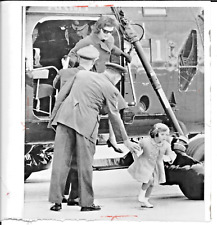 NOV 1961  AP WIREPHOTO-JACQUELINE KENNEDY & CAROLINE KENNEDY @ Andrews Air Force picture