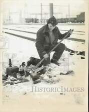 1942 Press Photo Helen Iucci cleans out switch control at Pennsylvania Railroad picture