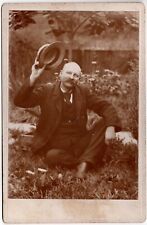 CIRCA 1890s CABINET CARD OLDER MAN IN SUIT SITTING OUTSIDE TIPPING HIS HAT picture
