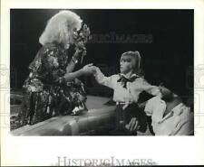 1987 Press Photo Singer Barbara Mandrell Receives Flowers from Girl & Father picture
