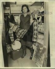 1977 Press Photo Louise Lewis among her treasures at the New Orleans Airport picture