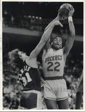 1986 Press Photo Kurt Rambis fouls Houston Rockets Basketballer Rodney McCray picture